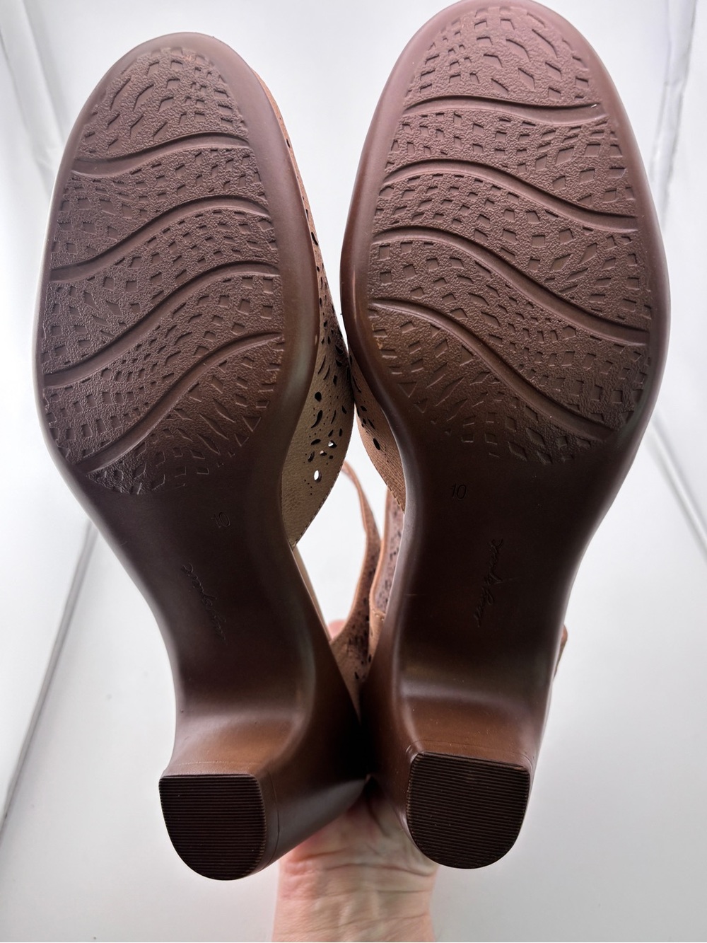NWOB Easy Spirit Cindie Women's Perforated Leather Pumps tan sz 10 M - Picture 4 of 9